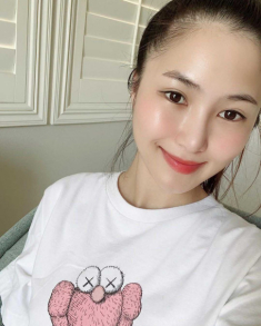 Ở trời Tây, Hương Tràm xúng xính khoe da mặt “xuân thì” đẹp như tuổi 18