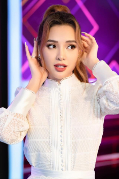 Phương Trinh Jolie tự tay tiêm thon mặt mà dân mạng phải choáng theo