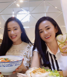 Quá trẻ đẹp, mẹ ruột của Angela Phương Trinh bị nói phẫu thuật thẩm mỹ