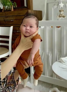 Quế Vân đăng clip đỡ cổ con, ai thoạt nhìn cũng thấy đáng sợ