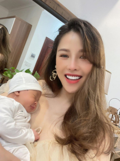 Quế Vân để mặc con khóc ăn vạ vì thói đòi bú mới chịu ngủ