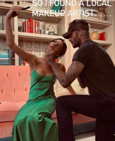 Sắc vóc U50 rực rỡ như ngày trẻ, Victoria Beckham được chồng cưng như công chúa, quỳ gối tô son