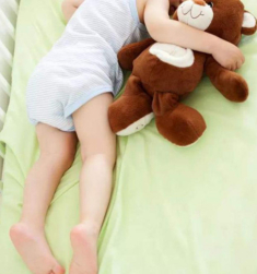 “Sao cha mẹ làm tư thế kỳ lạ vậy?”, câu trả lời của bố khiến con gái hết thắc mắc