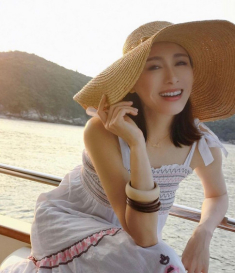 Sinh con cho đại gia khuyết tật hơn 15 tuổi, Triệu Mẫn đẹp nhất màn ảnh U50 sống sung sướng