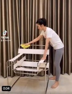 Sinh xong ở nhà chăm con, Đông Nhi vẫn cố gắng gợi cảm vì thấy Ông Cao Thắng đẹp trai