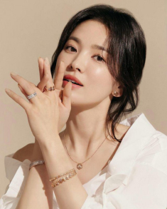 Song Hye Kyo chụp hình với trang sức tiền tỷ nào ngờ dung nhan át cả vàng bạc châu báu