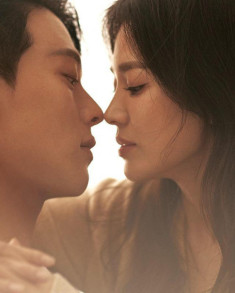 Song Hye Kyo khoe góc nghiêng đẹp lịm tim, tình tứ “cọ mũi” với bạn diễn