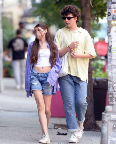 Suri Cruise 15 tuổi cao 1m7, chăm mặc đồ gợi cảm khoe eo thon, chân dài giống mẹ