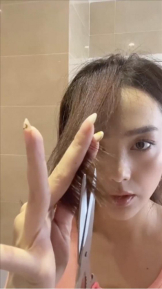 Tạo kiểu mái bay nữ thần “dễ ẹc” nhưng cắt sao để chống chẻ ngọn thì Minh Hằng quên nói 