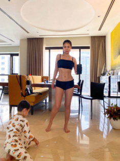 Tập cùng sao: Thu Minh khoe body U50 đẹp như tượng lại bị nghi đi hút mỡ hết 10.000$