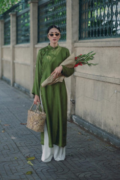 Tết 2021, mỹ nhân Việt diện áo dài cùng loạt phụ kiện thời ông bà: guốc mộc, làn đi chợ
