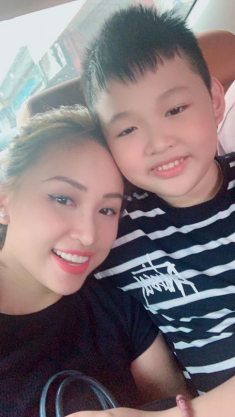 Theo mẹ vào Sài Gòn sống cùng bố dượng, con trai Vân Hugo ở biệt thự, đi ăn nhà hàng