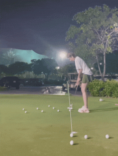 Trâm Anh làm người xem “hú tim” khi diện váy siêu ngắn đánh golf