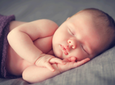 Trẻ sơ sinh không chịu ngủ là bị làm sao, xử lý thế nào?