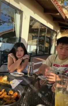 Triệu phú kim cương Việt trên đất Mỹ lần đầu giới thiệu con gái liền gây bão vì quá xinh