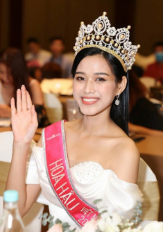 Từng sở hữu cằm chẻ hiếm có như Đỗ Thị Hà, nhưng gương mặt Phạm Hương giờ đổi khác