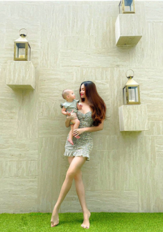 U40 chăm con sinh đôi, Hồ Ngọc Hà vẫn đẹp đến mức nhiều mẹ bỉm trẻ thấy áp lực