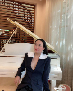 U45 Phượng Chanel phơi phới với chiếc áo cài hờ hững, khoe vai trần gợi cảm