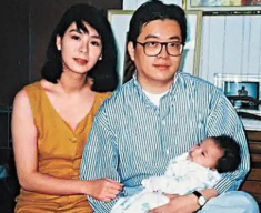 U60 quyến rũ, bà hoàng phim 18 sa lưới tình trai kém 17 tuổi, phải làm mẹ đơn thân