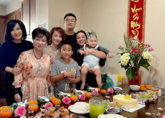 Vợ cũ Bằng Kiều làm tiệc thôi nôi cho cháu ngoại Phi Nhung, cậu nhóc bụ bẫm, rất giống bà