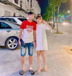 Vợ hotgirl của Phan Văn Đức diện đầm bó sát: mới sinh 2 tháng, nhìn dáng ai cũng ghen