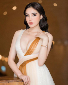 Vòng một khiêm tốn nhưng Hoa hậu Phạm Hương quyết không nâng ngực