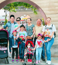 Vừa sang Mỹ, Jacky Minh Trí cùng mẹ ruột và cha dượng đi chơi, còn mặc áo đôi tình cảm