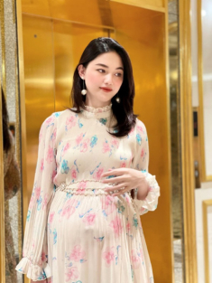 Vừa thông báo mang thai, bà bầu mới nhất làng nhan sắc che bụng bằng chiếc túi hiệu khủng
