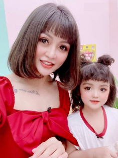 Xưa đầu trọc lốc, bé gái Hà Nội giờ xinh như búp bê, nổi tiếng phim Hương vị tình thân