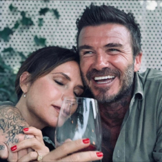 Xuất hiện với đôi môi sưng phù cong vẹo, vợ David Beckham bị nghi lạm dụng thẩm mỹ