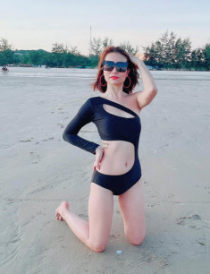 Âu yếm con gái, vợ Mạc Văn Khoa khoe dáng hotgirl, lộ hình xăm khủng sau lưng