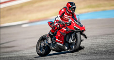 Câu chuyện của Ducati Superleggera V4 qua tay đua thử nghiệm