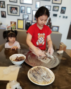 Con gái Jennifer Phạm càng lớn càng xinh, giống hệt bố, khéo tay làm bánh cuốn tặng mẹ