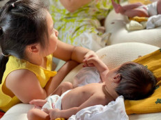 Con gái xinh đẹp của Vân Trang ra dáng làm chị khi chăm em sinh đôi, nhìn tay là biết