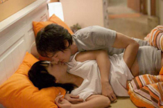 Con hỏi: “Sao bố lại nằm đè lên mẹ?”, người mẹ nhanh trí trả lời nhưng hôm sau hối hận