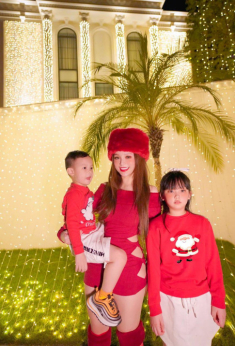 Đẳng cấp hotgirl rời showbiz lấy chồng đại gia, 1 nách 2 con vẫn đam mê khoe body bốc lửa