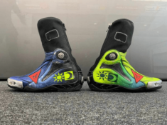 Đôi giày DAINESE của Valentino Rossi mang sẽ được bán đấu giá để làm từ thiện.