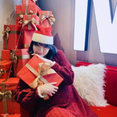 Hải Tú đi chơi Noel, dân tình mải soi dấu hiệu sinh nở, nhưng đầu gối mới đáng bận tâm