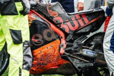 Hình ảnh về chiếc xe đua KTM của Dani Pedrosa bốc cháy, ai cũng rợn người