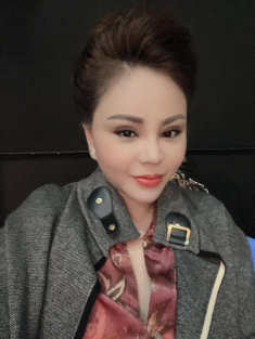 Không hổ danh nữ hoàng dao kéo, Lê Giang mới sửa sau 4 ngày đã rạng ngời đi quay phim