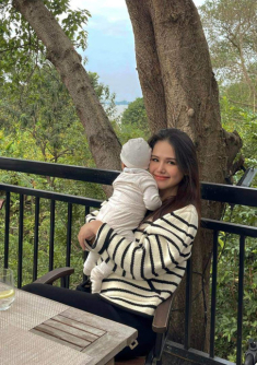 Phanh Lee sau sinh xinh đẹp không mùi bỉm sữa, vẫn đòi đi tiêm chích để sửa lỗi nhan sắc