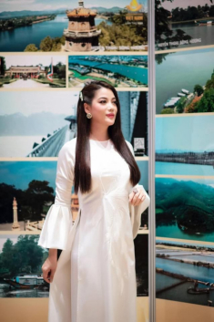 Trương Ngọc Ánh lộ chiếc cằm nhọn cứng đờ lạ lẫm, khác xa ngày trước
