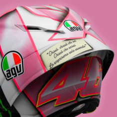 Valentino Rossi giới thiệu mẫu nón dành tặng con gái tương lai