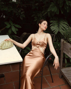 Body bốc lửa nhưng Diễm My 9X vẫn thiếu chút may mắn khi “đụng hàng” Ngọc Trinh, Thanh Hằng
