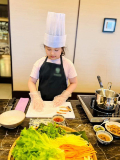 Con trai, con gái HH Jennifer Phạm khéo tay trổ tài bếp núc, mẹ gọi là “Master Chef nhí”