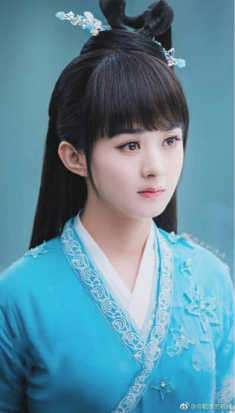 Triệu Lệ Dĩnh hóa kẻ tâm thần, mặc đồ của nam giới, cởi mác đại sứ dìm hàng hiệu
