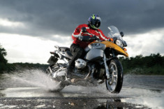5 Điều cần lưu ý khi điều khiển xe máy trong mùa mưa