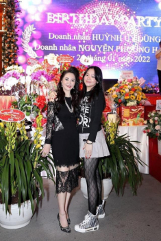 Ái nữ độc nhất của bà Phương Hằng mặc đồ hiệu cả cây, mẹ dịu dàng, con chất hết nấc!