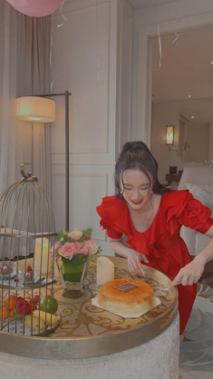 Angela Phương Trinh diện váy đỏ rực mừng tuổi mới, chẳng hở hang mà xinh xuất sắc