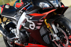 Aprilia RSV4 1100 2020 và Tuono V4 1100 Factory có giá bán từ 680 triệu VND